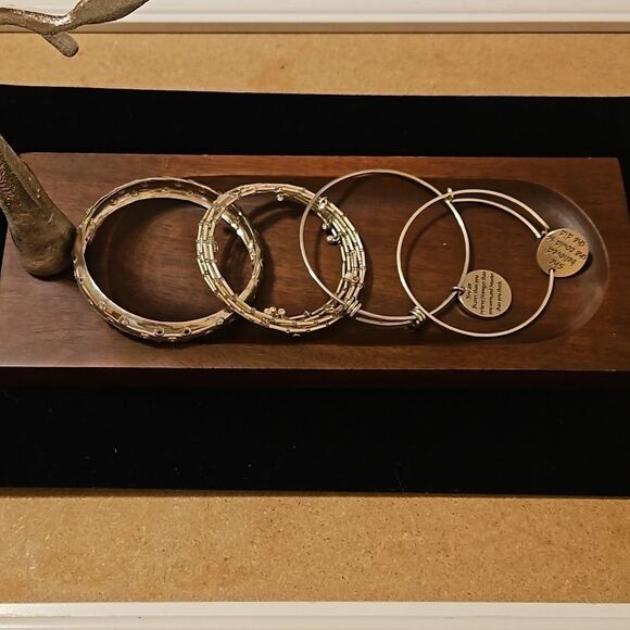 Lot of 4 silvertone bracelets - Picture 2 of 11